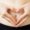 mujer manos dar forma corazón vientre