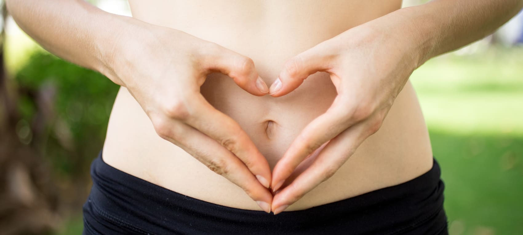 mujer manos dar forma corazón vientre