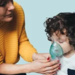 madre dando a hijo aparato respiratorio