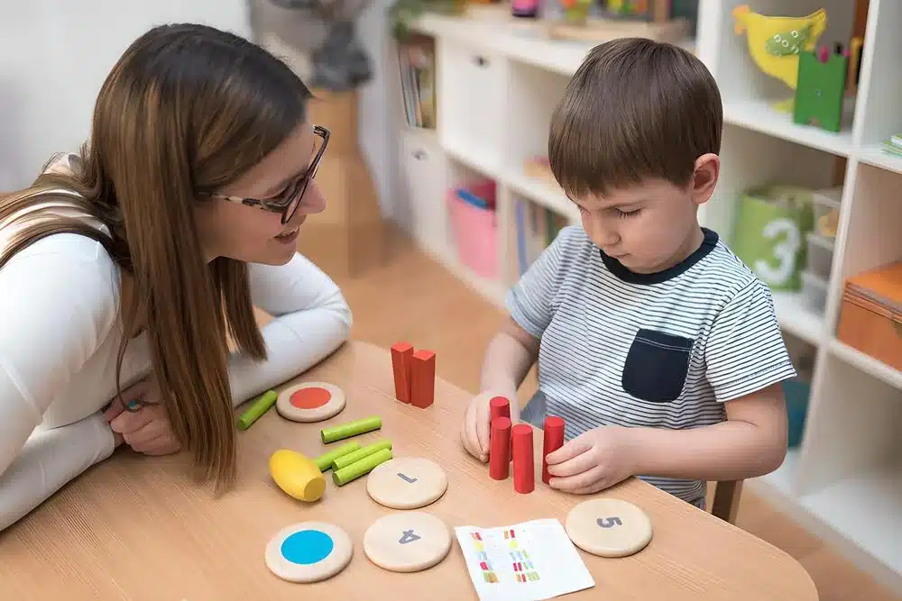 profesora atendiendo infante necesidad temprana