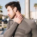 hombre deportivo estiramiento cuello dolido